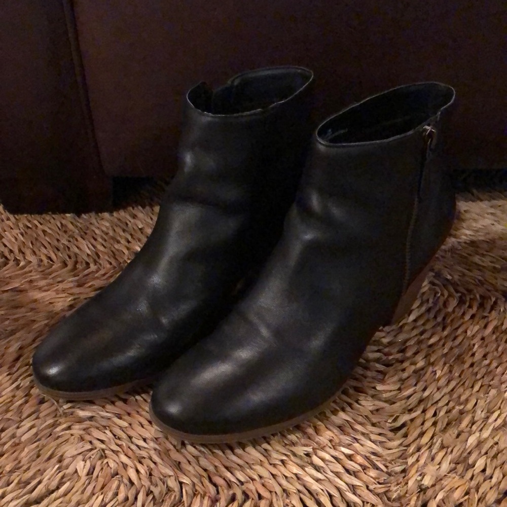 Black Leather Woman’s Crown Vintage “Sandy” Ankle Boot, size 10